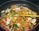 Foto langkah ke 3 dari resep Kwetiaw Goreng Sosis.