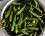 A picture of step 1 of Okra sabji.