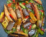 Foto langkah ke 4 dari resep Tumis Ikan dan Terong.