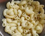 A picture of step 3 of White sauce pasta with garlic & spinach twist.