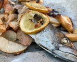 Φωτογραφία βήματος 4 της συνταγής Σκουμπρί με τζίντζερ και μήλα στον φούρνο