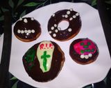 A picture of step 7 of Spooky halloween (chocolate) doughnuts.
