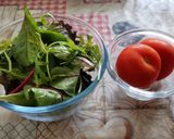 Foto del passaggio 1 della ricetta Hamburger con pomodori freschi e insalata mista cotti in padella