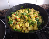 Foto del paso 3 de la receta: Ñoquis con verdura y canónigos