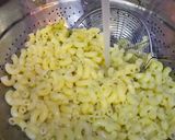 A picture of step 1 of White Sauce Pasta.