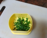 Foto del paso 4 de la receta: Tortilla de papas con cebolla sofrita y perejil picado y ensalada