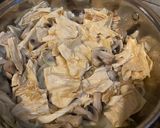 Foto langkah ke 3 dari resep Braised Meat and Dried Beancurd with Mushroom (Olahan Kulit Tofu).