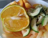 Foto del paso 4 de la receta: Ensalada de frutas con jugo de naranja y sal🍈🍑🍊🧂🍋🟩
