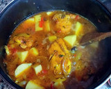 Foto del paso 5 de la receta: Pollo estofado a la moruna con patatas y pasas