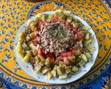 Une image de l'étape 12 de Salade de pommes de terre, tomates et oignon doux à l’ail frais et thon mariné.
