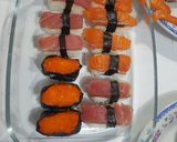 Foto langkah ke 2 dari resep Tobiko, salmon dan tuna sushi.
