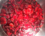 Foto del paso 2 de la receta: Postre de yogur con coulis de cerezas y galletas