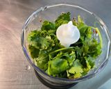 Une image de l'étape 4 de Sauce verte à la moutarde, ail et persil.