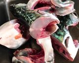 Hình bước làm 1 của món Canh Đầu Cá Mackerel Nấu Cà Chua & Ớt Chuông