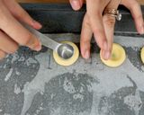 Foto langkah ke 5 dari resep Strawberry Thumbprint Cookies Devina Hermawan.