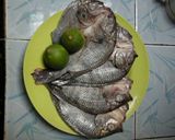Foto langkah ke 2 dari resep Ikan mujair panggang kecap asam manis.