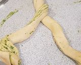 Foto del paso 11 de la receta: Corona trenzada de pan con pesto