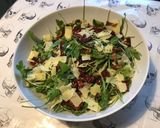 Une image de l'étape 6 de Roquette aux tomates séchées,copeaux de comté affiné et herbes aromatiques.