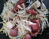 รูปขั้นตอนการทำที่ 2 ของ ถั่วงอกผัดเลือดหมู
