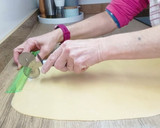 Foto del paso 3 de la receta: Chiacchiere crujiente/receta típica de Carnaval italiana