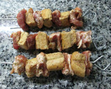 Foto del paso 4 de la receta: Brochetas de cerdo y trozos de pan crujiente (para dieta)