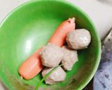 Hình bước làm 1 của món Ăn sáng với mì gói bò viên xúc xích