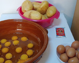 Foto del paso 1 de la receta: Tortilla hostelera, patatas y cebolla o con ajos tiernos