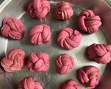 A picture of step 8 of Beetroot cinnenamon rolls.