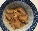 Hình bước làm 2 của món Soup đậu hà lan ức gà xé hạt sen