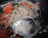 Foto langkah ke 2 dari resep Cha Enoki Wortel Pakcoy Kuah.