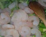 Foto del paso 6 de la receta Espárragos trigueros con gambas al ajillo