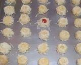 Foto langkah ke 5 dari resep Thumbprint Crunchy Stroberry Cookies.