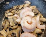 Foto del paso 7 de la receta: Champiñones con Gambas y Gulas