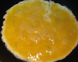 Foto del paso 3 de la receta: Rollitos de tortilla con salchichas