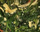 Foto langkah ke 4 dari resep Tumis kangkung jamur.