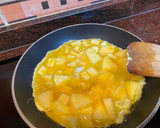 Foto del paso 2 de la receta: Huevos revueltos con manzana y queso