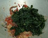 Foto langkah ke 3 dari resep Tumis Daun Singkong Ikan Asin Jambal Roti.