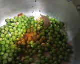 A picture of step 2 of Matar pulao.