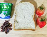 รูปขั้นตอนการทำที่ 1 ของ Strawberry Toast Yogurt