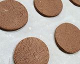 Foto del paso 5 de la receta: Alfajores de maizena reversionados - Masa de cacao y relleno de bon o bon casero 🥜 🫶🏻