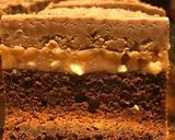 Pas rețetă Prăjitură blat umed, cremă cu marshmallow, unt arahide,glazură lapte condensat,ciocolată alba-neagră 1 fotografie