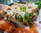 महाराष्ट्रीयन स्टाईल फ्युजन चिजी भाकरीझा (bhakri pizza recipe in marathi) रेसिपी स्टेप 9 फोटो 