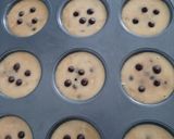 Foto langkah ke 5 dari resep Bakery Style Vanilla Chocochips Muffin.