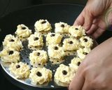Foto langkah ke 6 dari resep Semprit 3 bahan pakai cetakan tutup botol tanpa oven.