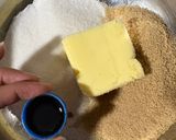 Foto del paso 2 de la receta: Cookies de cacao rellenas de chocolate blanco y salsa de arándanos🫐 🍪