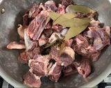 A picture of step 1 of Mutton Maqluba.