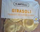 Une image de l'étape 1 de Raviolis frais au chèvre et miel 🍯 avec sa sauce ails et fines herbes.