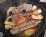 Foto del paso 4 de la receta: Solomillo con manzanas y ciruelas