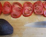Foto del paso 3 de la receta Tomates, atún y aguacate con aceite de albahaca