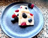 Foto del passaggio 6 della ricetta Quadrotti allo yogurt con frutti di bosco, frozen